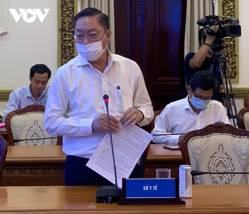 Giám đốc Sở Y tế Nguyễn Tấn Bỉnh báo cáo tại buổi làm việc.