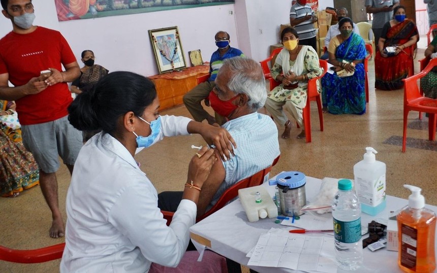 Nhân viên y tế tiêm chủng Covid-19 cho người dân tại thành phố Bengaluru bang Karnataka miền Nam Ấn Độ. Ảnh: ANI.