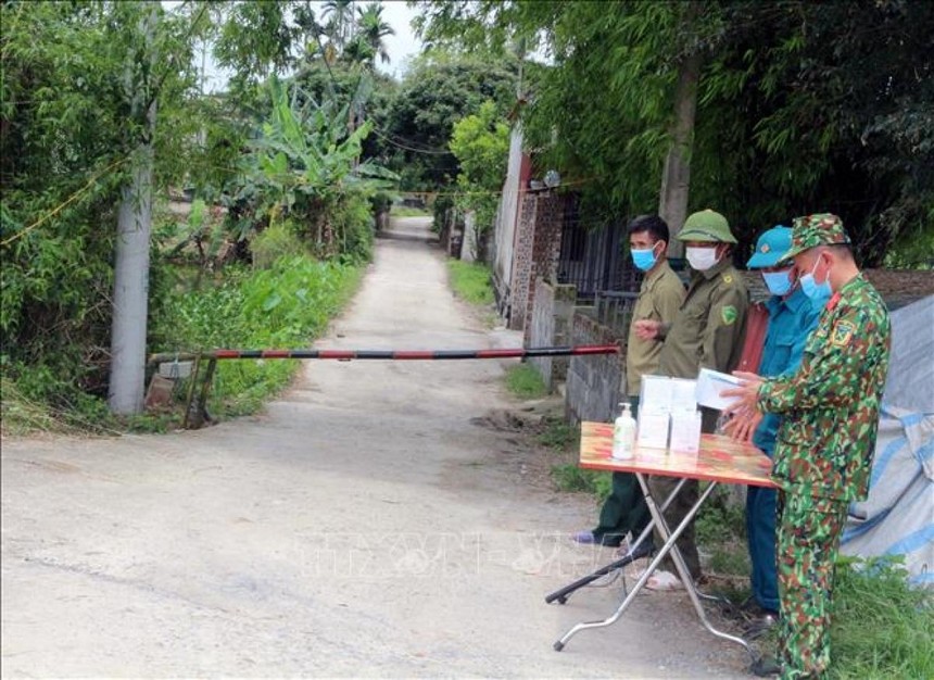 Lập chốt kiểm soát dịch bệnh tại thôn Nội Đọ, xã Bắc Lý, huyện Lý Nhân - nơi ở của bệnh nhân COVID- 19 vừa được xác nhận. (Ảnh: Đại Nghĩa/TTXVN).