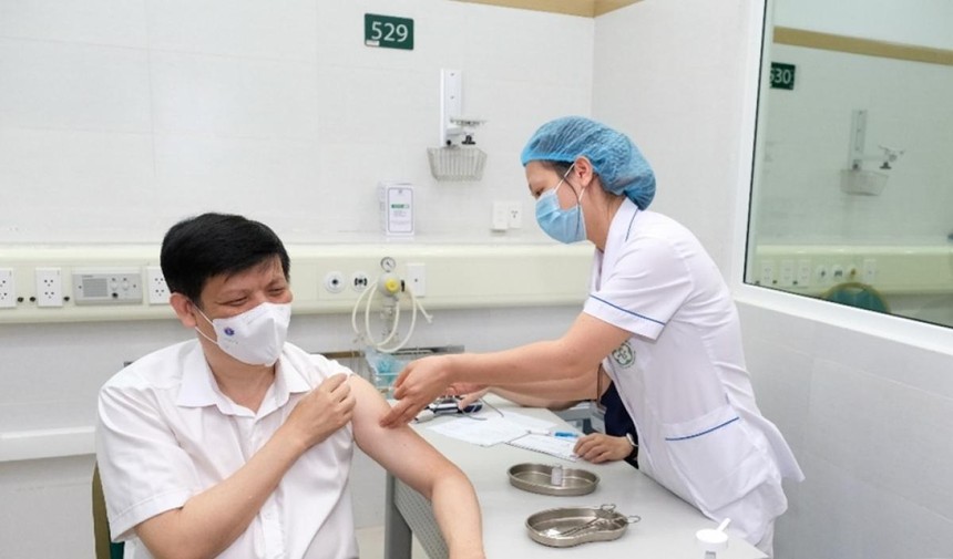 Bộ trưởng Bộ Y tế Nguyễn Thanh Long tiêm vaccine COVID-19 AstraZeneca. 