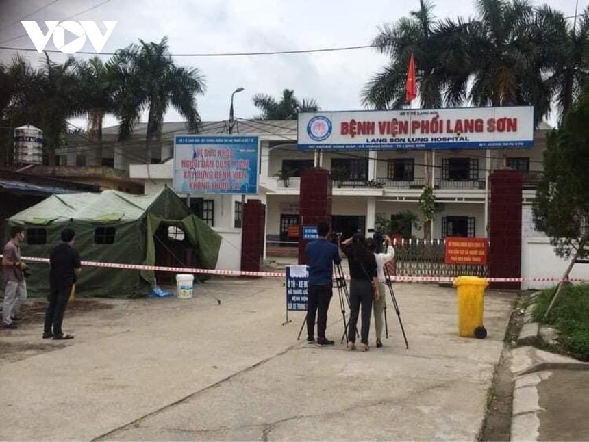 Lực lượng chức năng phong tỏa Bệnh viện Phổi Lạng Sơn.