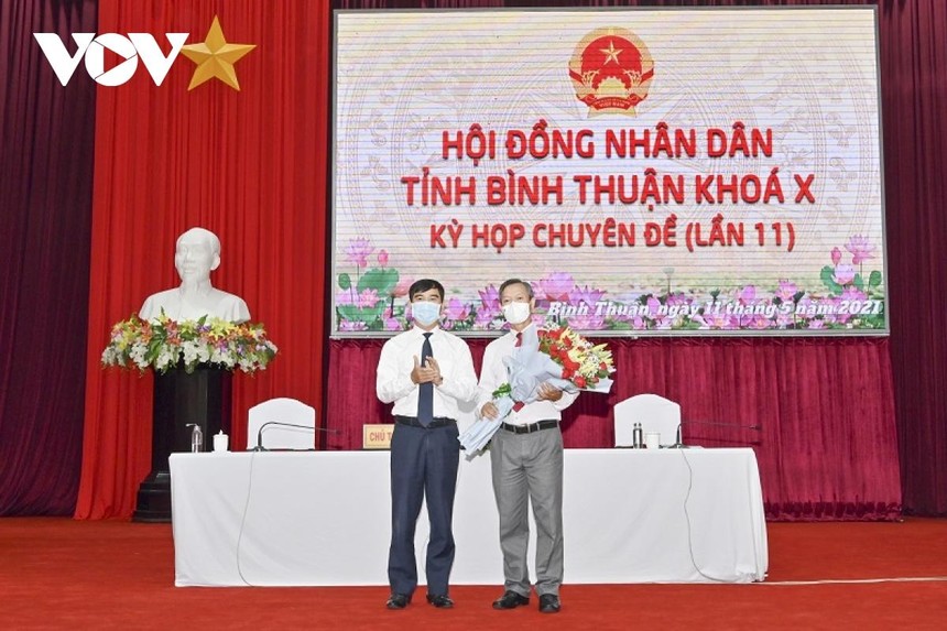 Bí thư Tỉnh uỷ Bình Thuận Dương Văn An tặng hoa chúc mừng tân Phó Chủ tịch UBND tỉnh.