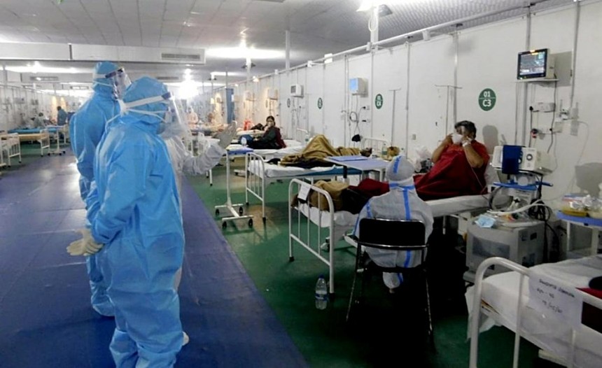 Bệnh nhân Covid-19 được chăm sóc tại một bệnh viện quân y ở thủ đô New Delhi, Ấn Độ (ANI).