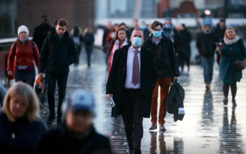 Người dân Anh đi bộ qua cầu London trong đỉnh virus SARS-CoV-2. Ảnh: Reuters.