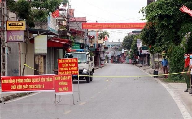 Chốt kiểm soát dịch COVID-19 ở khu vực đầu vào xã Yên Thắng, huyện Ý Yên (Nam Định). (Ảnh: Văn Đạt/TTXVN).
