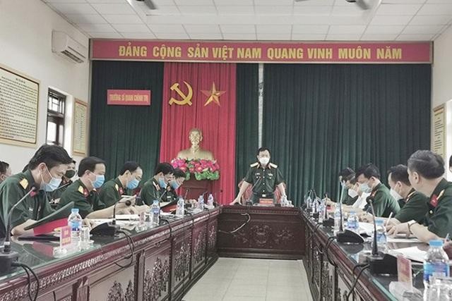 Trung tướng Trần Duy Giang chủ trì cuộc họp triển khai hai bệnh viện dã chiến truyền nhiễm.