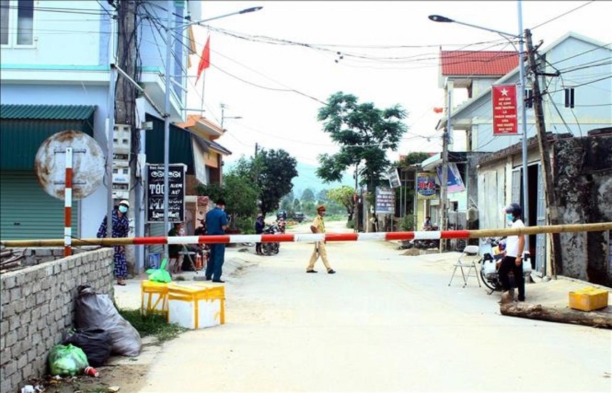 Phong tỏa 5 thôn tại xã Quỳnh Lập khi có một trường hợp dương tính với Covid-19 (Ảnh: KT).