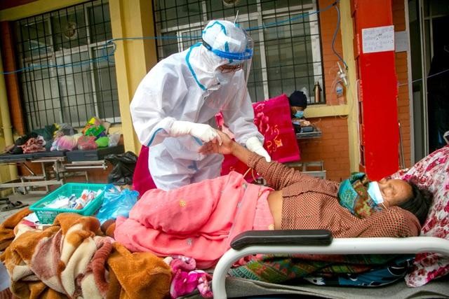 Hệ thống y tế Nepal quá tải vì Covid-19 (Ảnh: Reuters).