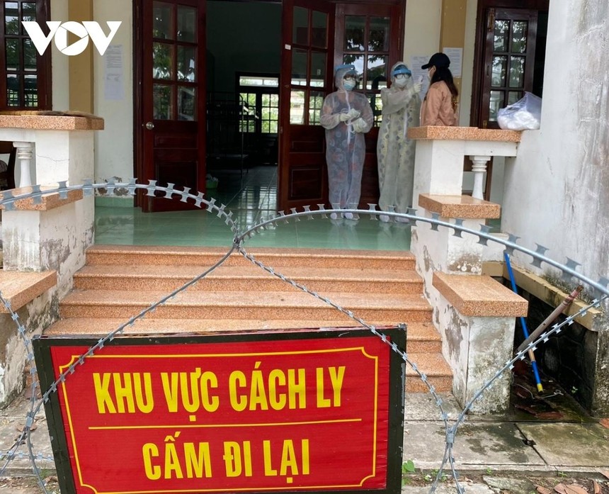 Các ngành chức năng tỉnh Tiền Giang họp bàn kế hoạch phòng chống lây lan dịch Covid-19 trong khu cách ly.