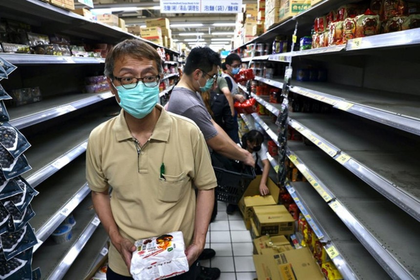 Người dân đổ xô đi mua mì gói ở Đài Bắc, Đài Loan ngày 15/5 sau khi chính quyền khuyến cáo hạn chế rời nhà và không tụ tập. Ảnh: Reuters.