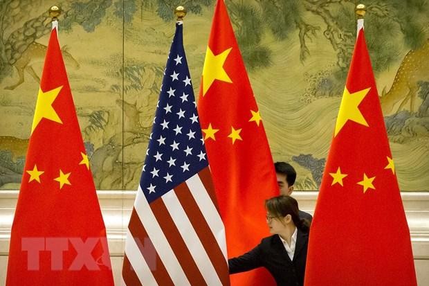 Quốc kỳ Trung Quốc và quốc kỳ Mỹ trước một phiên thảo luận về thỏa thuận thương mại Mỹ-Trung ở Bắc Kinh, Trung Quốc, ngày 14/2/2019. (Ảnh: AFP/TTXVN).