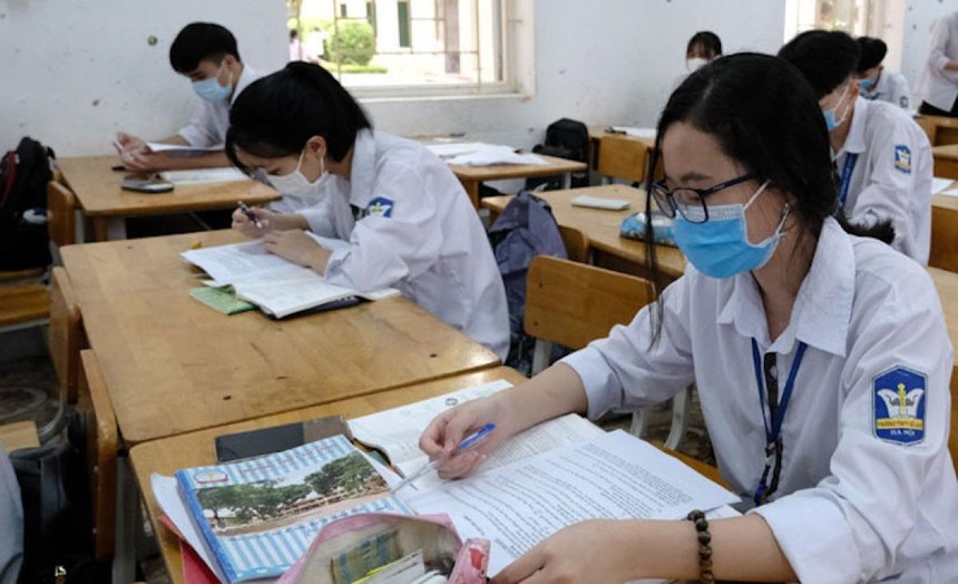 Học sinh lớp 12 Trường THPT Mê Linh, Hà Nội, trong giờ ôn tập. Ảnh: Công Hùng - Ảnh chụp trước ngày 29/4/2021.