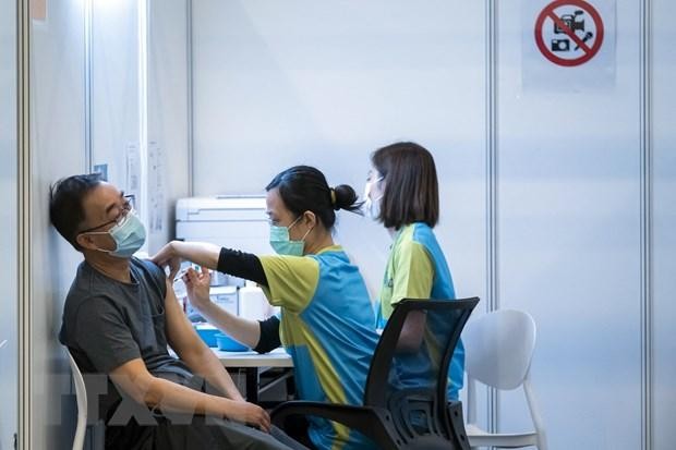 Nhân viên y tế tiêm vaccine ngừa COVID-19 cho người dân tại Hong Kong, Trung Quốc, ngày 23/2/2021. (Ảnh: AFP/TTXVN).