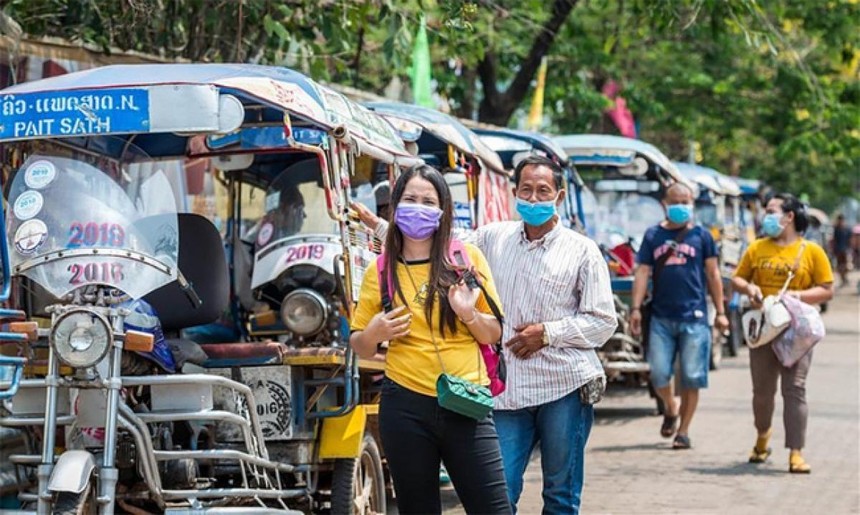 Người dân đeo khẩu trang trên đường phố Vientiane, Lào tháng 3/2020. Ảnh: Tân Hoa xã.