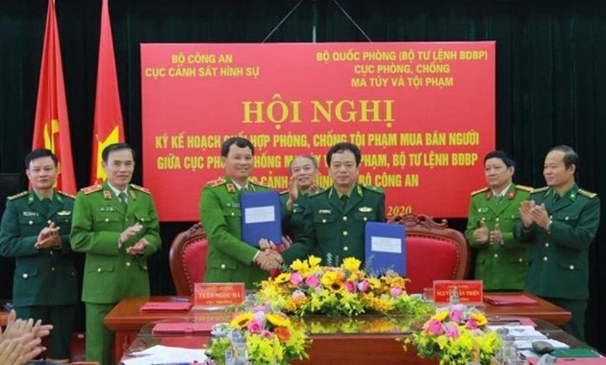 Thiếu tướng Nguyễn Văn Thiện (bên phải) và Thiếu tướng Trần Ngọc Hà, Cục trưởng Cục Cảnh sát Hình sự Bộ Công an trong lễ ký kế hoạch phối hợp. Ảnh: Báo Biên phòng.