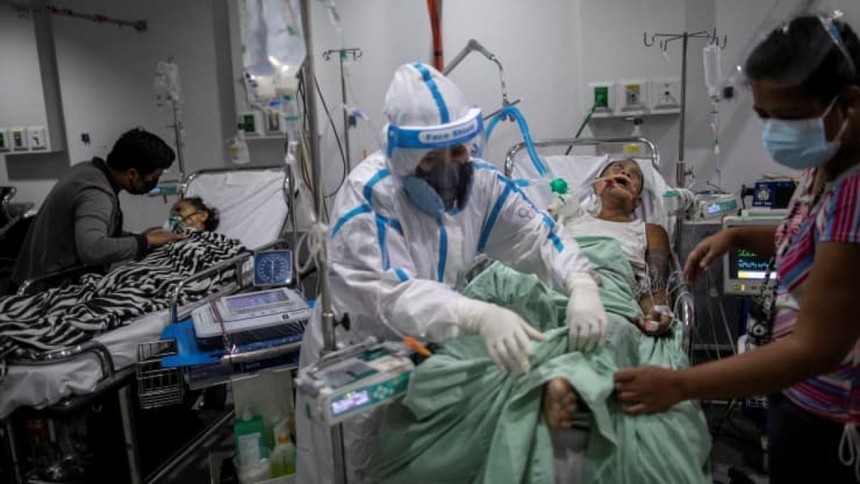 Nhân viên y tế chăm sóc bệnh nhân Covid-19 tại một bệnh viện ở thành phố Quezon, Philippines vào tháng 4. Ảnh: Reuters.