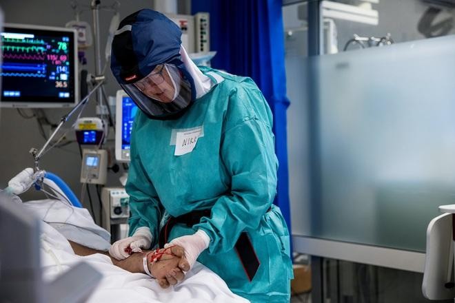 Nhân viên y tế điều trị bệnh nhân Covid-19 tại Na Uy (Ảnh: Reuters).