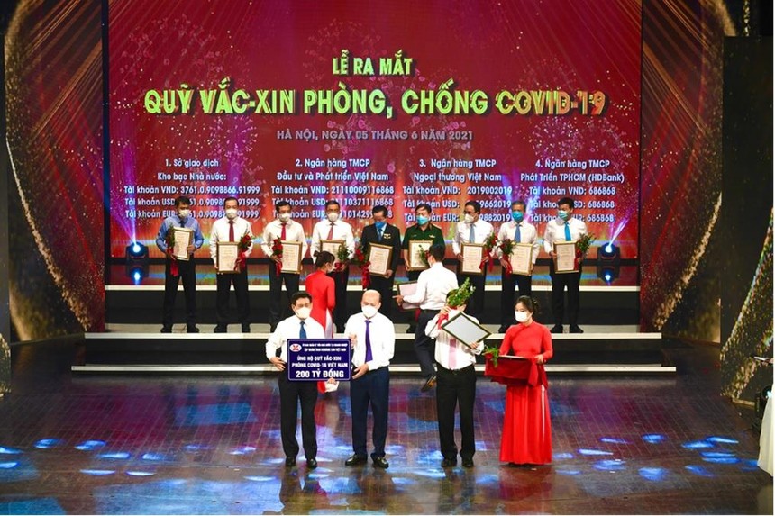 Chủ tịch HĐTV TKV Lê Minh Chuẩn đã trao tặng Quỹ số tiền ủng hộ 200 tỷ đồng.