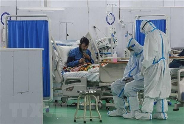 Nhân viên y tế điều trị cho bệnh nhân COVID-19 tại New Delhi, Ấn Độ. (Ảnh: THX/TTXVN).