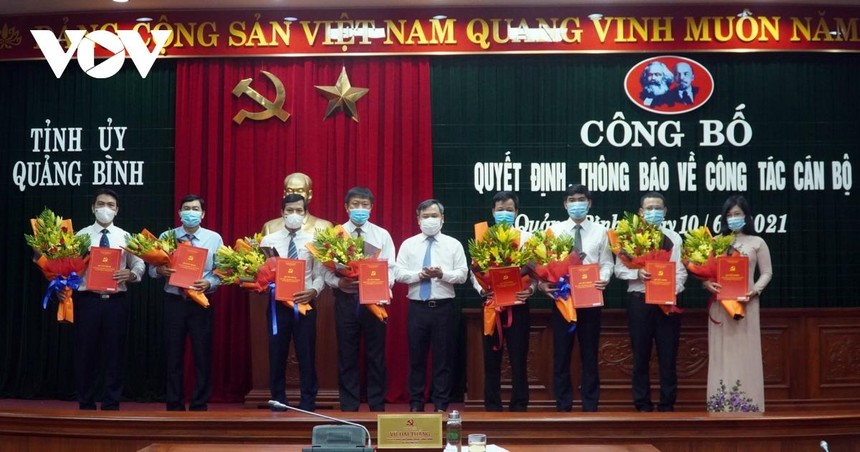 Bí thư Tỉnh ủy Quảng Bình Vũ Đại Thắng trao quyết định và tặng hoa chúc mừng các cán bộ được bổ nhiệm.