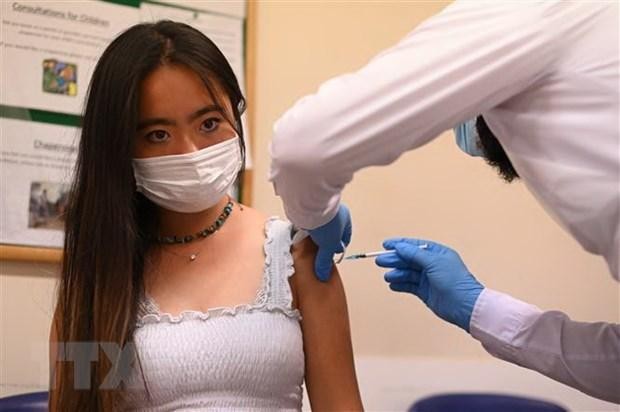 Tiêm vaccine ngừa COVID-19 của hãng Pfizer/BioNTech cho trẻ em tại một trung tâm y tế ở London, Anh. (Ảnh: AFP/TTXVN).