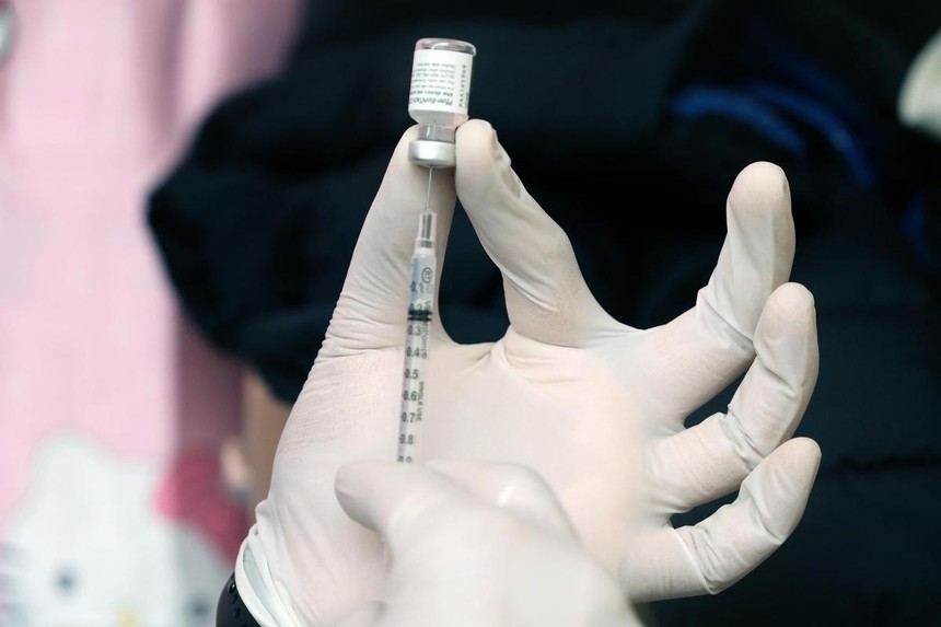 Một nhân viên y tế chuẩn bị vaccine Pfizer tại một địa điểm tiêm chủng ở New York (Mỹ). Ảnh: Getty Images.