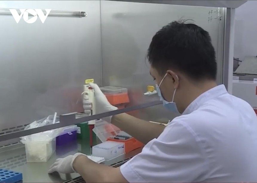 Xét nghiệm tìm virus SARS-CoV-2 tại Bệnh viện Bệnh Nhiệt đới.