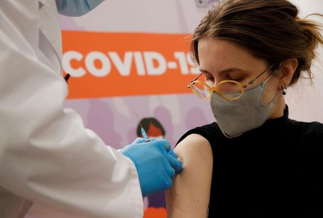 Một phụ nữ tiêm chủng vắc xin Covid-19 Sputnik V tại Nga (Ảnh: Reuters).