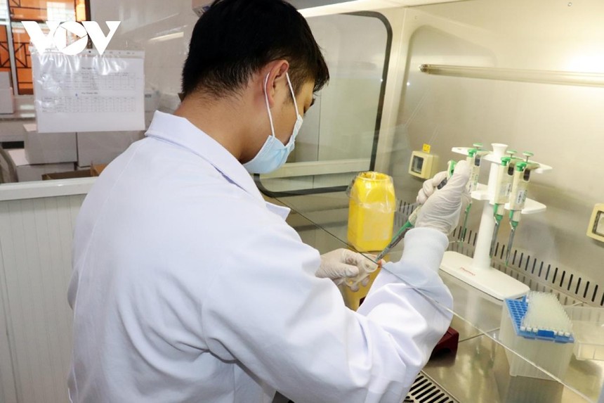 Trung tâm Kiểm soát bệnh tật tỉnh Đồng Nai lấy mẫu xét nghiệm Covid-19.