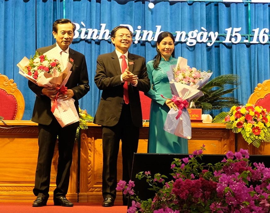 Ông Hồ Quốc Dũng, Bí thư Tỉnh ủy, Chủ tịch HĐND tỉnh Bình Định khóa XIII (đứng giữa) tặng hoa 2 Phó Chủ tịch HĐND tỉnh.