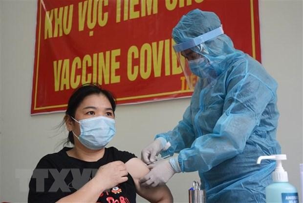 Nhân viên y tế tiêm vaccine phòng COVID-19 tại Bệnh viện Phổi Đà Nẵng. (Ảnh: Văn Dũng/TTXVN).