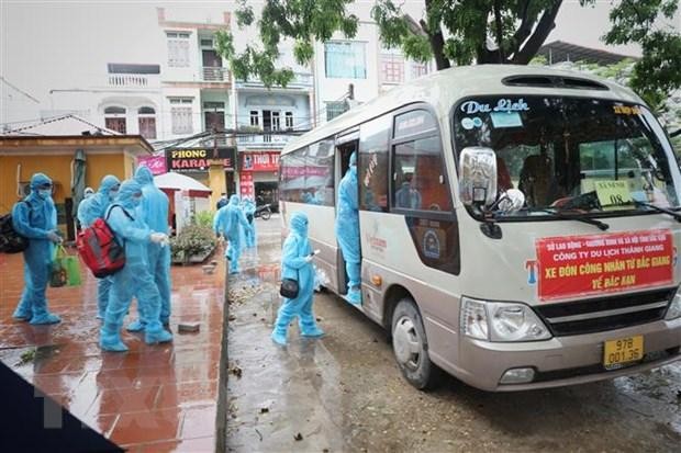 Tỉnh Bắc Kạn đón gần 300 công nhân trở về từ Bắc Giang sáng 13/6. (Ảnh: Danh Lam/TTXVN).