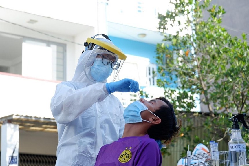 Nhân viên y tế BV Da liễu xét nghiệm diện rộng tại đường Hồ Học Lãm phường An Lạc (Ảnh: HCDC).