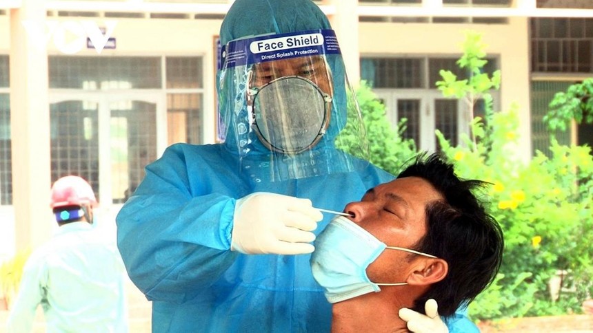 Cán bộ y tế tỉnh Tiền Giang lấy mẫu dịch các trường hợp nghi ngờ để xét nghiệm SARS CoV-2.