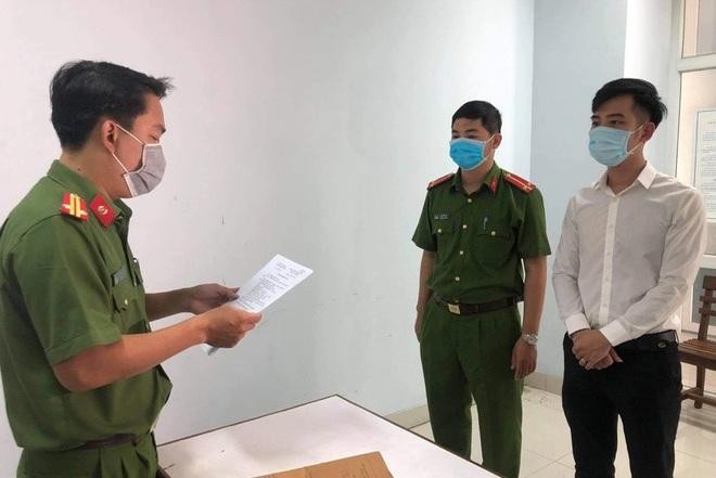 Cơ quan Cảnh sát điều tra Công an TP. Đà Nẵng đọc quyết định khởi tố Nguyễn Quang Trọng - Giám đốc Thẩm mỹ viện Amida (Ảnh: CTV).
