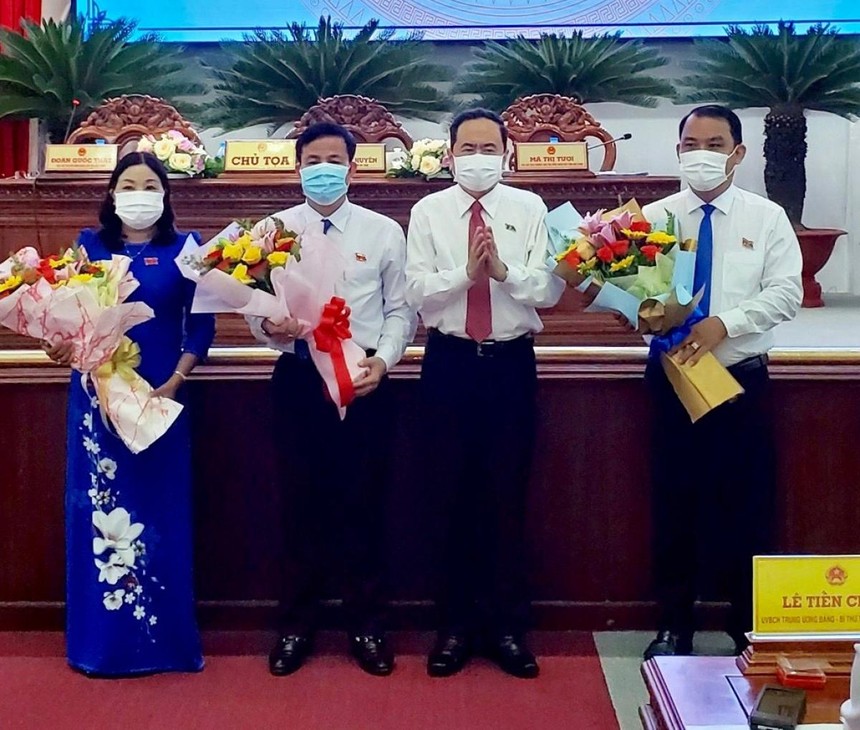 Ủy viên Bộ chính trị, Phó Chủ tịch thường trực Quốc hội Trần Thanh Mẫn tặng hoa chúc mừng Chủ tịch và các Phó Chủ tịch HĐND tỉnh Hậu Giang vừa đắc cử.