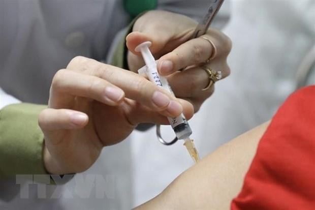Tiêm thử nghiệm vaccine Nano Covax cho tình nguyện viên. (Ảnh: Minh Quyết/TTXVN).