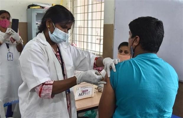 Nhân viên y tế tiêm vaccine ngừa COVID-19 cho người dân tại Hyderabad, Ấn Độ ngày 3/6/2021. (Nguồn: THX/TTXVN).