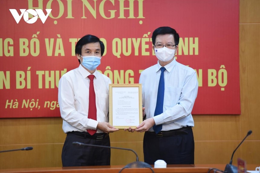 Phó Trưởng ban thường trực Ban Tổ chức Trung ương Mai Văn Chính (bìa phải) trao quyết định của Ban Bí thư cho ông Nguyễn Quang Trường.
