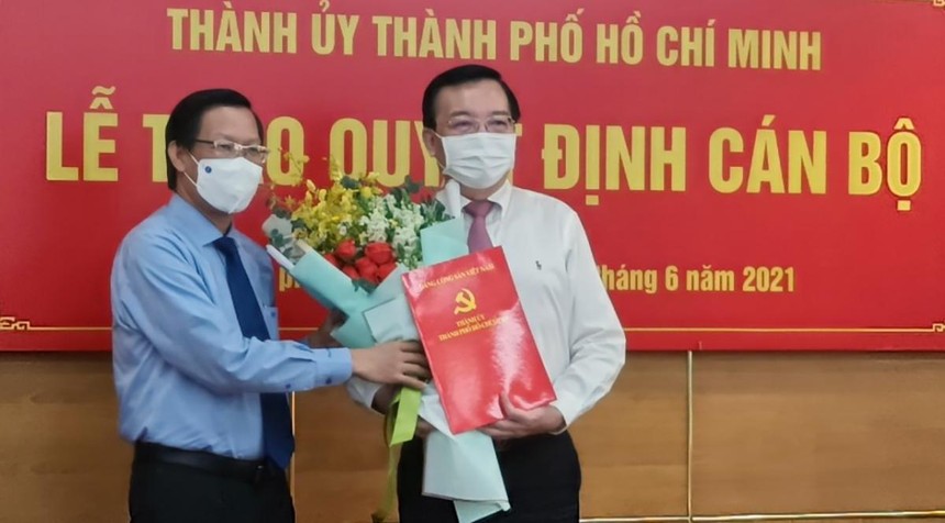 Phó Bí thư thường trực Thành uỷ Phan Văn Mãi (trái) trao quyết định cho ông Lê Hồng Sơn. (Ảnh: Quyết Thắng)