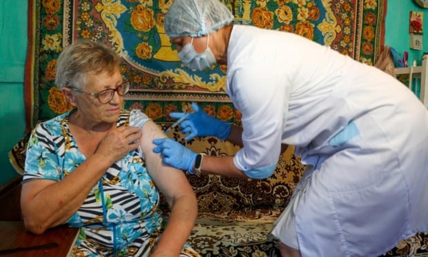 Một người phụ nữ được tiêm vaccine EpiVacCorona tại làng Talovka, quận Kamyshin, Nga. Ảnh: TASS.