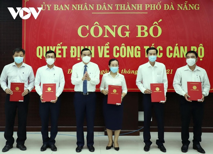 Ông Lê Trung Chinh, Chủ tịch UBND thành phố Đà Nẵng trao quyết định cho các cán bộ.