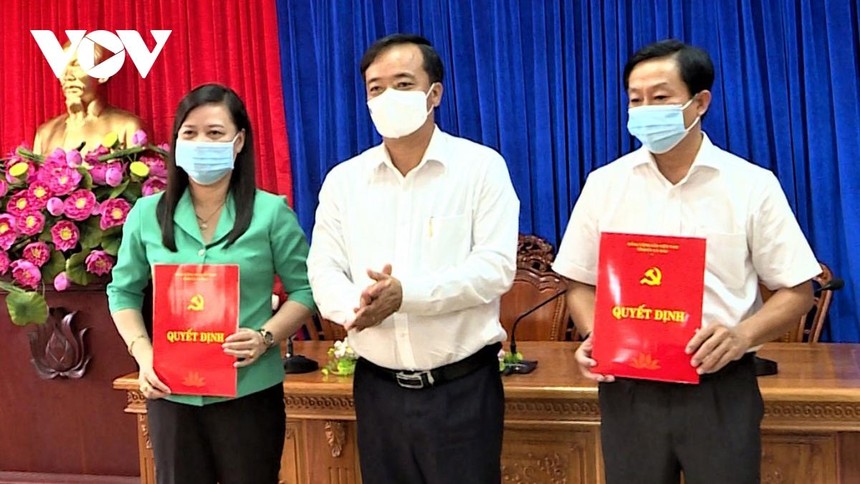 Lãnh đạo Tỉnh ủy Cà Mau trao quyết định cho bà Huỳnh Út Mười và ông Huỳnh Quốc Hoàng.