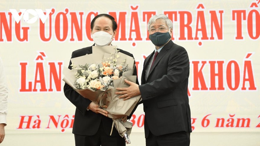 Chủ tịch UBTƯ MTTQ Việt Nam Đỗ Văn Chiến tặng hoa chúc mừng ông Lê Tiến Châu.