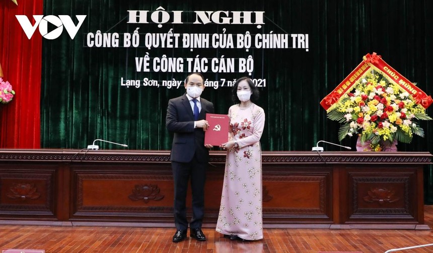 Uỷ viên Bộ Chính trị, Trưởng ban Tổ chức Trung ương Trương Thị Mai trao Trao quyết định và tặng hoa chúc mừng ông Nguyễn Quốc Đoàn.