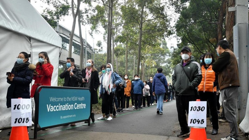 Người dân xếp hàng chờ được vào tiêm vaccine ngừa Covid-19 tại Sydney. Ảnh: Joel Carrett.