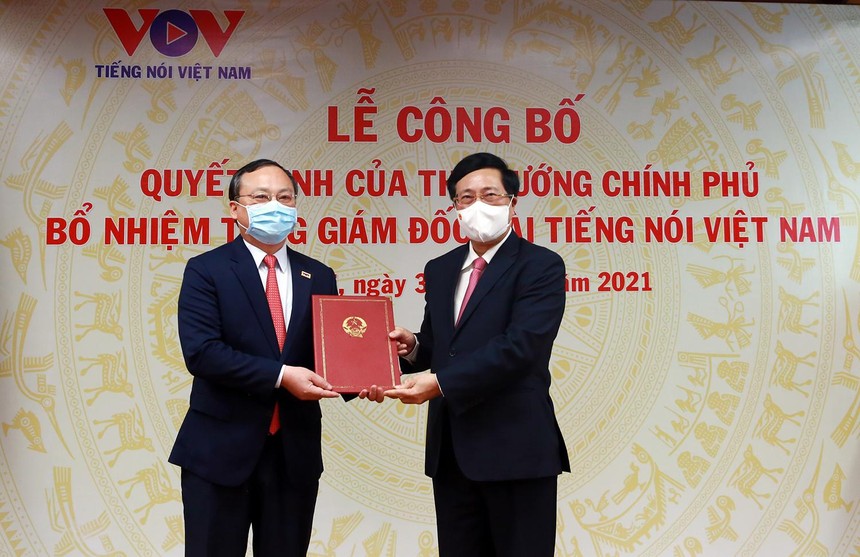 Phó Thủ tướng Chính phủ Phạm Bình Minh trao quyết định bổ nhiệm Tổng Giám đốc Đài Tiếng nói Việt Nam (TNVN) cho ông Đỗ Tiến Sỹ. Ảnh: VGP/Hải Minh.