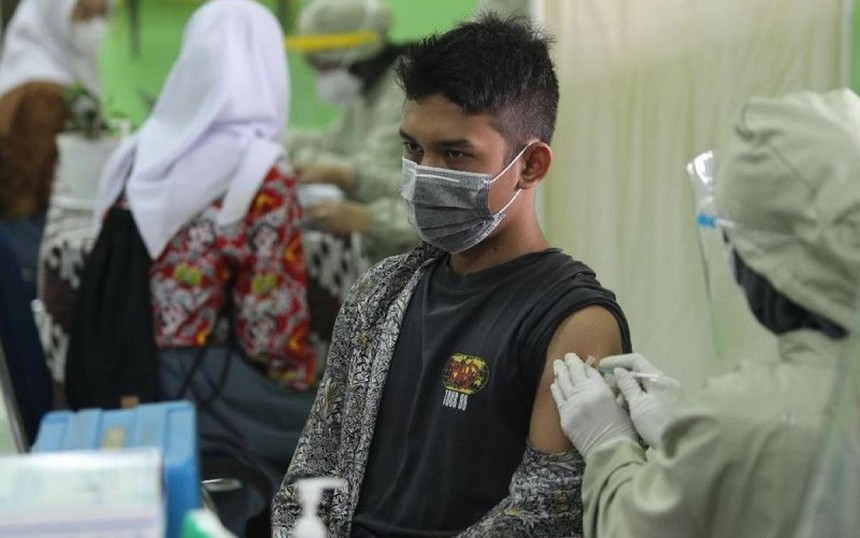 Jakarta bắt đầu tiêm vaccine cho trẻ từ 12-17 tuổi. Nguồn: CNBC.