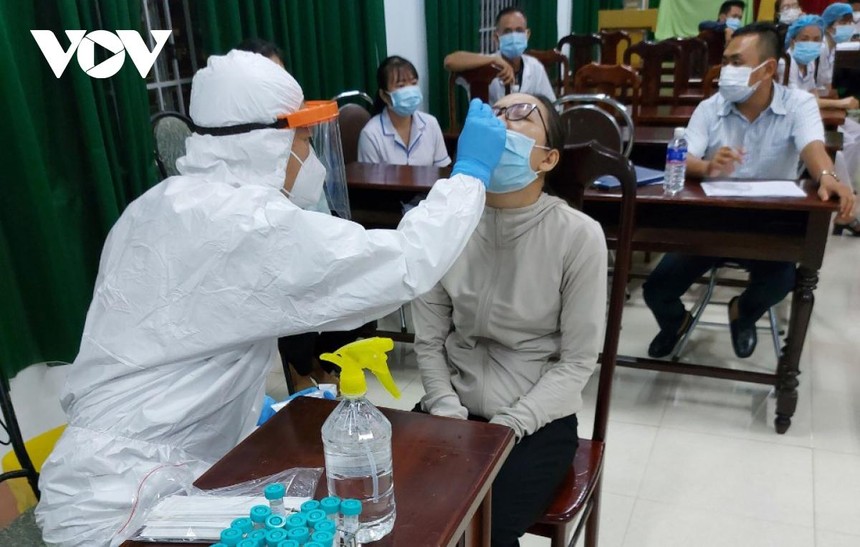 Cán bộ y tế đang lấy mẫu xét nghiệm tại Trung tâm y tế huyện Lắk.