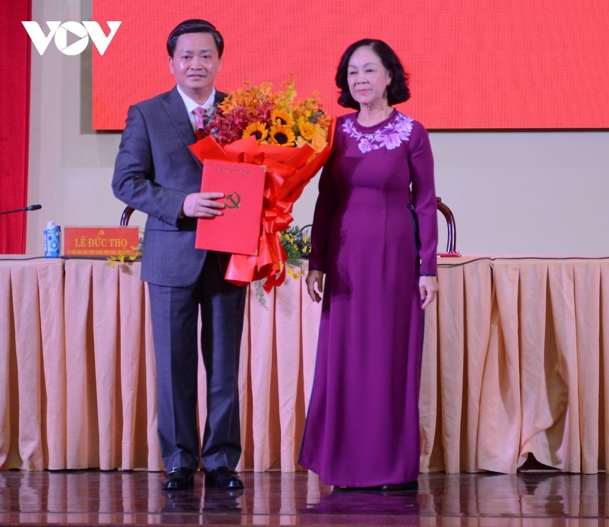 Bà Trương Thị Mai trao quyết định của Bộ Chính trị cho ông Lê Đức Thọ.